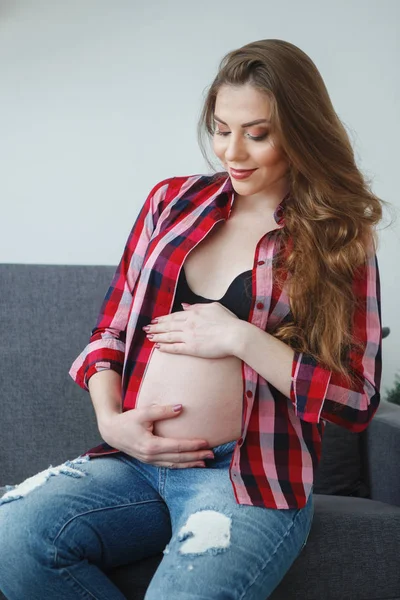 Hermosa Mujer Embarazada Con Pelo Largo Una Camisa Cuadros Está —  Fotos de Stock