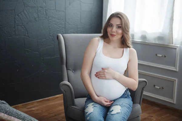 Hermosa Mujer Embarazada Con Pelo Largo Una Camiseta Blanca Pantalones —  Fotos de Stock