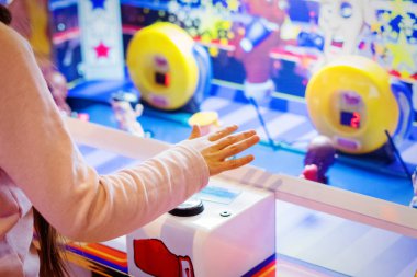 Genç güzel kız bardaklarda bir helezon ile slot makinesidir çalış. Joyfull hafta sonu. Eğlenceli oyun.