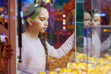 Genç güzel kız bir helezon ile slot makinesidir ödül dikkatle inceliyor. Joyfull hafta sonu. Zevk ve şans oyunu.