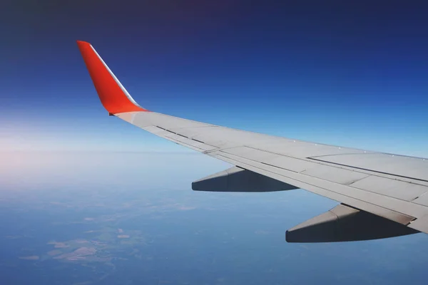 Asa do avião durante o voo acima da terra . — Fotografia de Stock