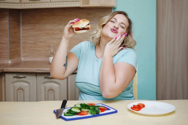 Mujer gorda comiendo comida chatarra — Foto de Stock