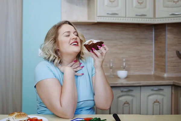 Tlustá žena cítí se provinile zároveň jíst nezdravé jídlo — Stock fotografie