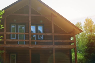 Ahşap ev ile bir balkon ve pencere eşiği yuvarlak günlükleri.