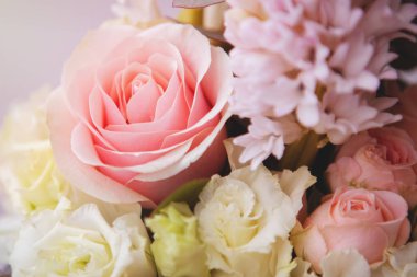 Çiçek düzenleme buket eustoma, gerbera, nergis, Iris bir şerit üzerinde gri bir ahşap arka plan ile bir kutu içinde. Dekorasyon için web tasarım. Yakın çekim.