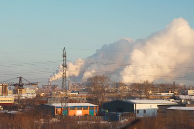 Duman, borular ve güç enerji nakil direkleri, endüstriyel yatay.