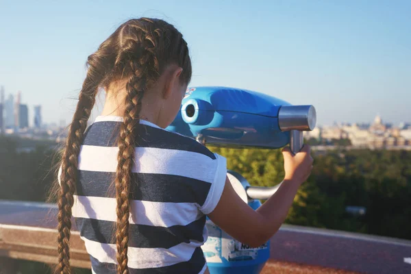 Gyönyörű Fiatal Lány Két Pigtailek Csíkos Pulóver Néz Kék Panorámás — Stock Fotó