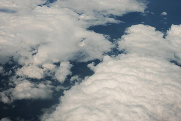 Céu Azul Nuvens Janela Avião Voador Vista Acima — Fotografia de Stock