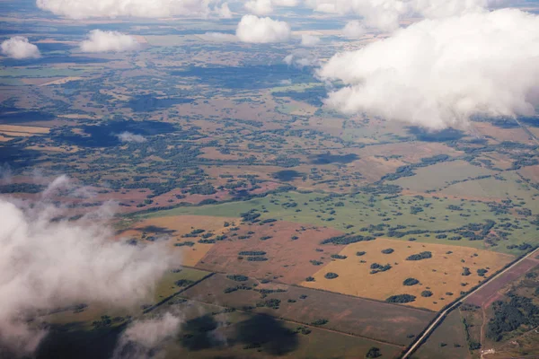 Paisagem Superfície Terra Através Das Nuvens Uma Janela Avião — Fotografia de Stock