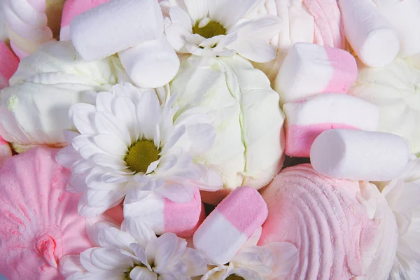 Regeling Van Bloemboeket Van Chrysanten Gekleurde Marshmallows Voor Decoratie Webontwerp — Stockfoto