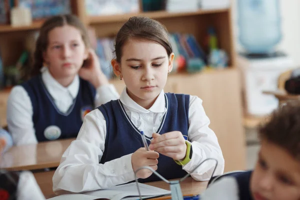 Schattig Schoolmeisje Zit Haar Bureau Een Schoolklas — Stockfoto