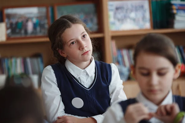 Cute Uczennica Siedzi Przy Biurku Szkolnej Klasie — Zdjęcie stockowe