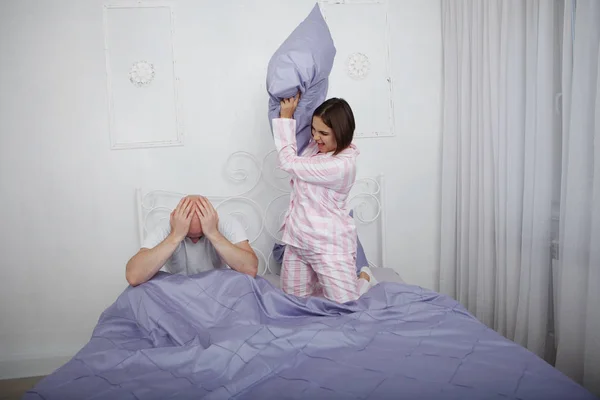 Jonge Schoonheid Kale Bebaarde Man Pyjama Beat Kussens Bed Met — Stockfoto