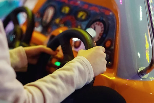Рука Дівчини Іграшковим Кермом Ігровому Автоматі Крупним Планом — стокове фото