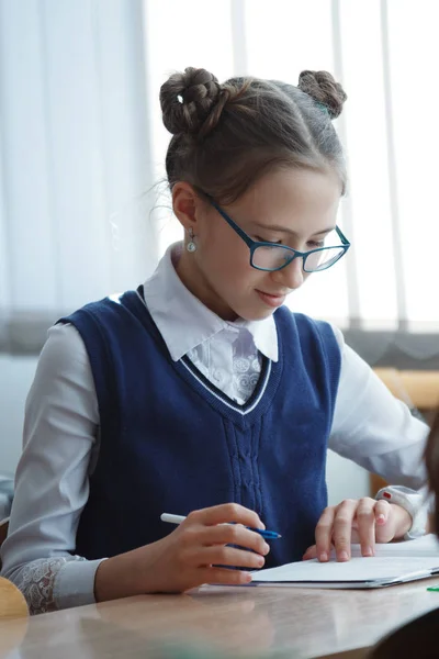 Nettes Teenie Mädchen Mit Brille Sitzt Der Schule Schreibtisch Und — Stockfoto