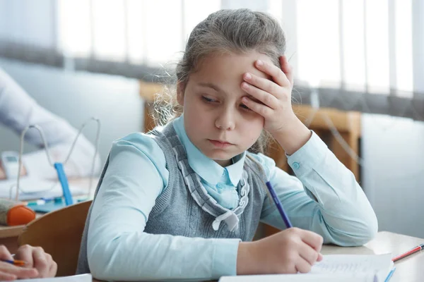 Schattig Schoolmeisje Zit Haar Bureau Een Schoolklas — Stockfoto