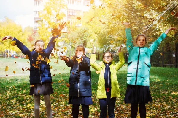 Jeunes Jolies Filles Adolescentes Dans Cour Automne Marcher Jeter Des — Photo