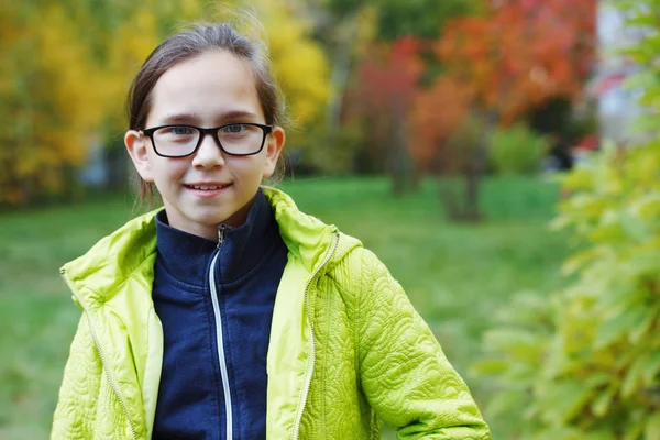 Jonge Mooie Tiener Meisje Met Bril Herfst Werf Wandelingen Verheugt — Stockfoto