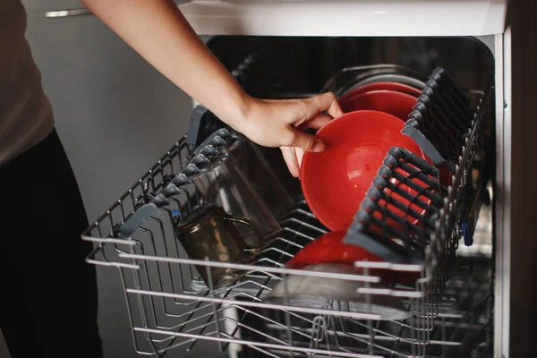 Yıkandıktan sonra temiz bulaşıkla bulaşık makinesini aç.