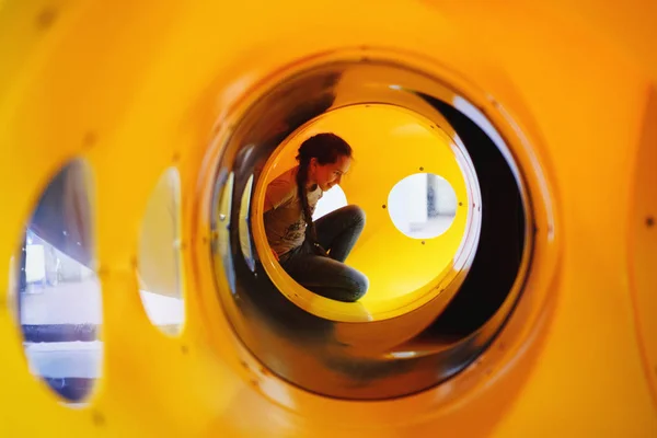 Ragazza Adolescente Siede Tunnel Giallo Rotondo Con Finestre Ovali — Foto Stock