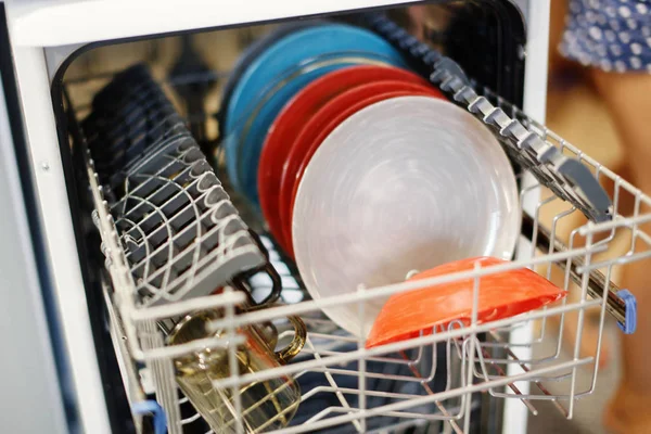 Открытая Посудомоечная Машина Чистой Посудой После Мытья — стоковое фото