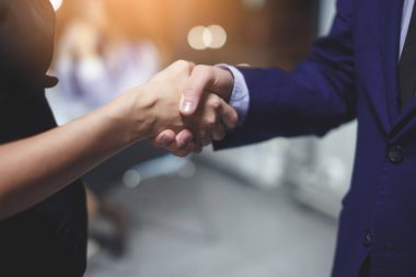 Grup Genç office yöneticilerinin hareketin başarılı bir şekilde tamamlanması kutlamak. Adam bir iş kadını ile el sallıyor. Ekip çalışması, son başvuru tarihleri, acil çiçek. Pencerenin dışında çeşitli renklerde ışık yanıyor.