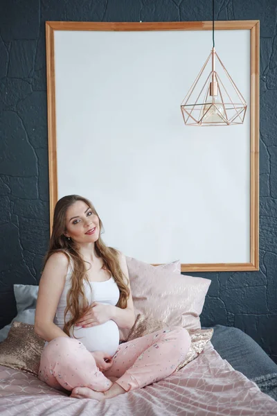 Mooie Zwangere Vrouw Met Lange Haren Een Wit Shirt Roze — Stockfoto