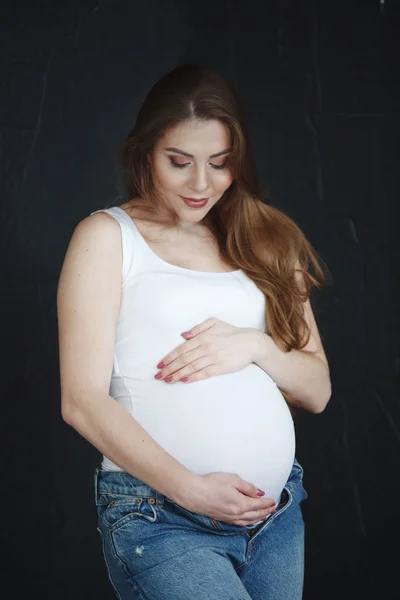 Mulher Grávida Bonita Com Cabelos Longos Uma Camiseta Branca Jeans — Fotografia de Stock