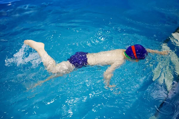 Tre Årig Pojke Blå Mössa Simmar Pool Dykning Hälsosam Livsstil — Stockfoto