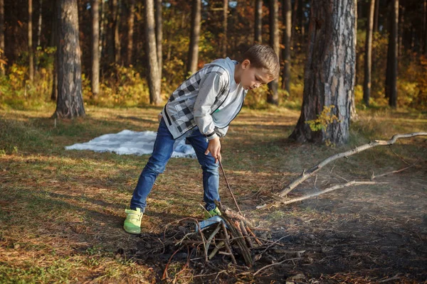 Jongen Maken Een Brand Herfst Bos — Stockfoto