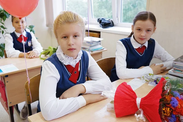 Süße Schulmädchen Sitzt Ihrem Schreibtisch Einer Schulklasse — Stockfoto