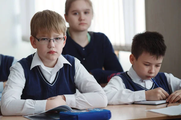 Netter Teenager Mit Brille Sitzt Der Schule Schreibtisch Und Weist — Stockfoto