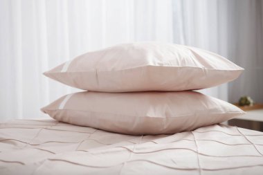 Yatak yastık ile yapılan yatak örtüsü.