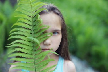 Fern yaprak yarım kamera uzun saçlı kız Genç bakar.