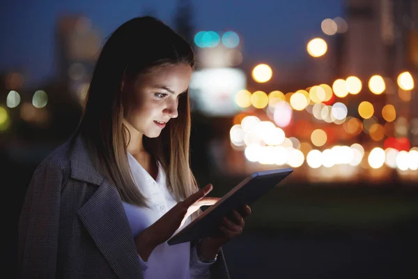 Hermosa Joven Mujer Está Mirando Una Tableta Calle Ciudad Noche — Foto de Stock