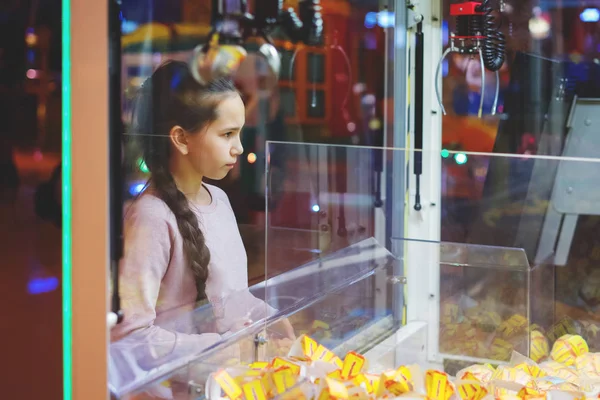 Молода Красива Дівчина Косичкою Ретельно Оглядає Призи Ігровому Автоматі Радісні — стокове фото