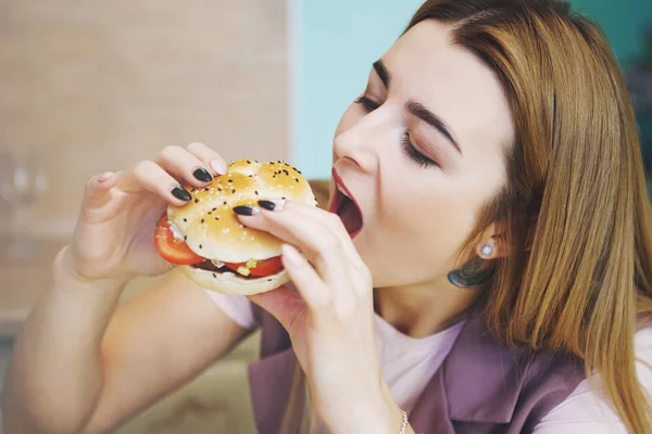 かなり若い女性の巨大なハンバーガーを食べるために準備します 美食の喜びを見越して口を開いた 健康的な食事 余分な体重との戦いの概念 — ストック写真