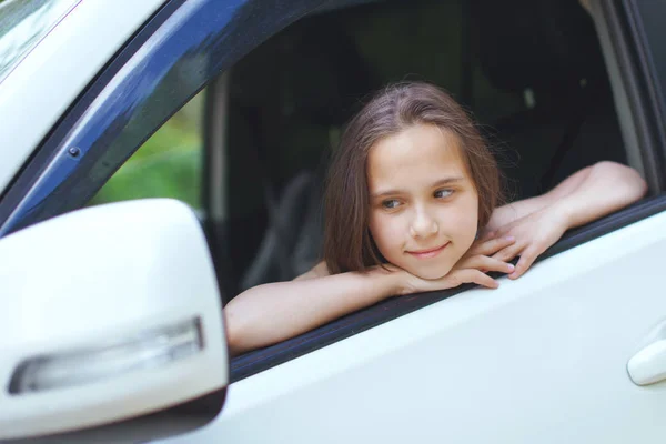 Hosszú Hajú Lány Tinédzser Kinéz Ablakon Autó — Stock Fotó