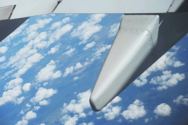 Ala Avión Durante Vuelo Sobre Tierra — Foto de Stock