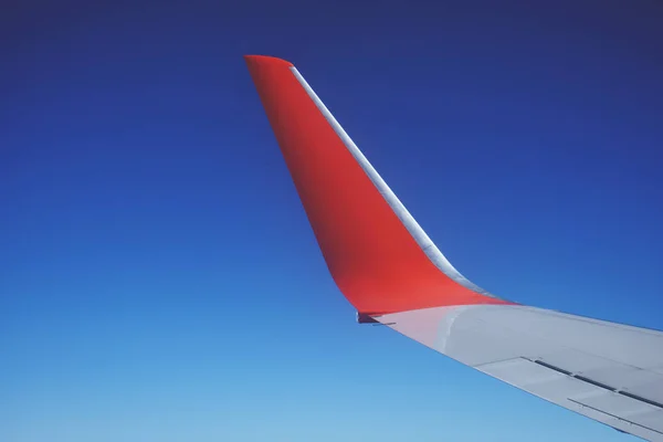 Ala Avión Durante Vuelo Sobre Tierra — Foto de Stock