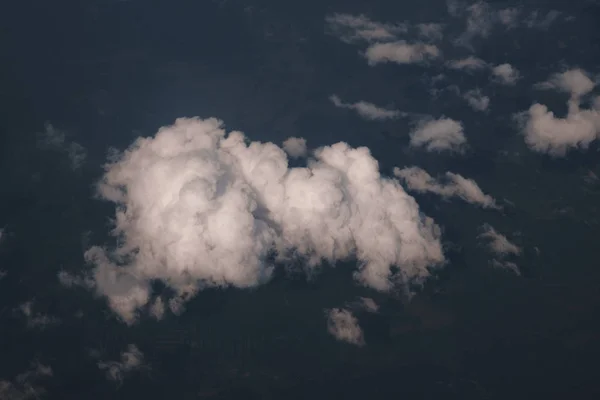 Blue Sky Chmury Okna Samolotu Latającego Zobacz Wyżej — Zdjęcie stockowe