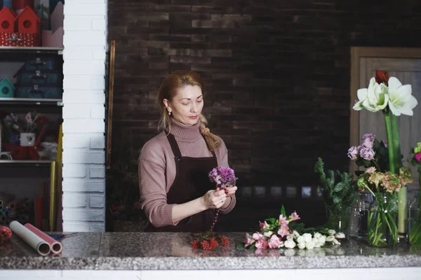 Jolie Fleuriste Âge Moyen Tablier Fait Bouquet Dans Salon Fleurs — Photo