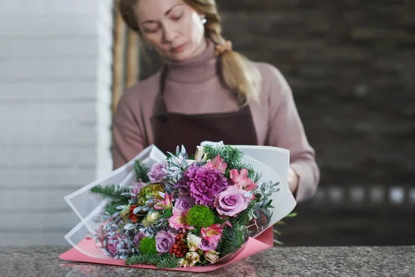 Pretty Middle Aged Florist Woman Apron Makes Bouquet Flower Salon — Stock Photo, Image