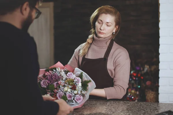 Female Florist Brown Apron Bearded Man Buyer Glasses Flower Salon — Stock Photo, Image