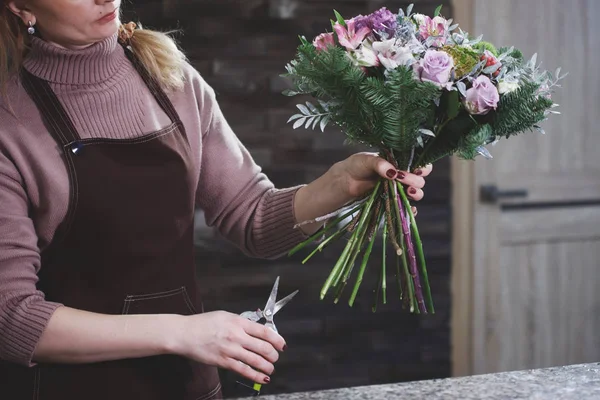 Pretty Middle Aged Florist Woman Apron Makes Bouquet Flower Salon — Stock Photo, Image