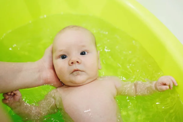 Las Manos Madre Bañan Bebé Dos Meses Agua Salud Los —  Fotos de Stock