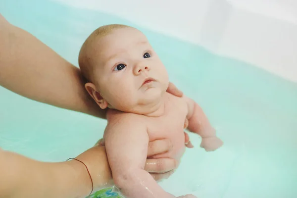 Las Manos Madre Bañan Bebé Dos Meses Agua Salud Los —  Fotos de Stock