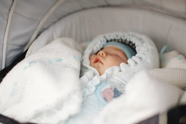 Pequeño Bebé Está Acostado Cochecito Calle Duerme Dulcemente Primer Plano —  Fotos de Stock
