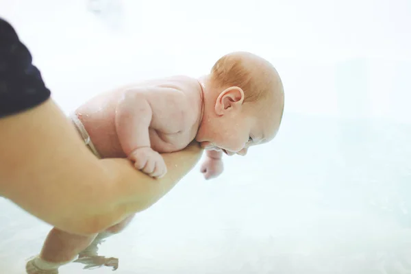 Las Manos Madre Bañan Bebé Dos Meses Agua Salud Los —  Fotos de Stock