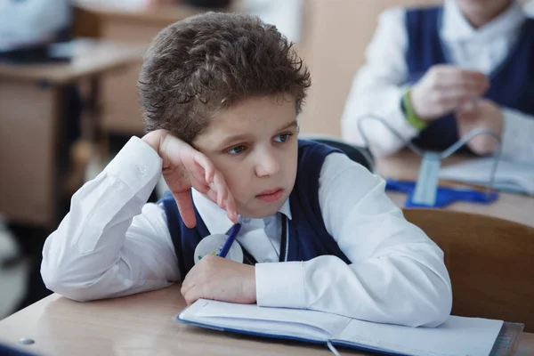 Ein Junger Schüler Sitzt Einem Schreibtisch Einer Schulklasse — Stockfoto